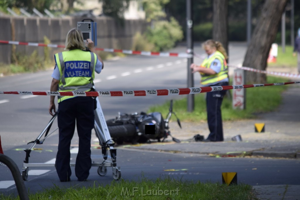 Schwerer Krad PKW Unfall Koeln Muelheim Am Springborn Cottbuserstr P107.JPG - Miklos Laubert